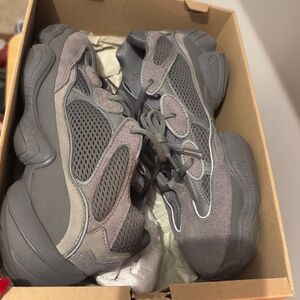 like new !!! YEEZY 500 men’s shoes 10.5 grey / gray